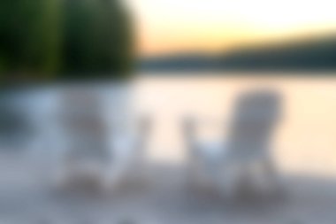 Gün batımında sakin bir göl manzarasının keyfini çıkarın. Sıcak sandalyeler doğada rahatlamaya ve barışa davetiye çıkarıyor. Boş zamanlar için mükemmel..