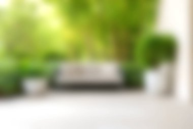 Serin yeşilliklerle çevrili rahat bir kanepede rahat bir yaşam alanı keşfedin. Rahatlamak ve doğanın huzurunun tadını çıkarmak için mükemmeldir..