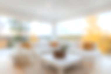 Parlak ve davetkar oturma odası, huzurlu bir atmosfer için doğal ışık ve bitki dekoru içeren modern bir tasarım sergiliyor. Ev ilhamı için mükemmel.