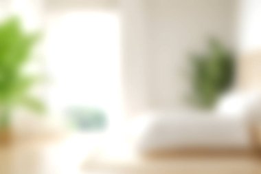 Parlak ve havadar, yeşil bitkilerle dolu ve camdan içeri doğal ışık süzülen modern bir yatak odası. Sakin bir atmosfer için mükemmel..