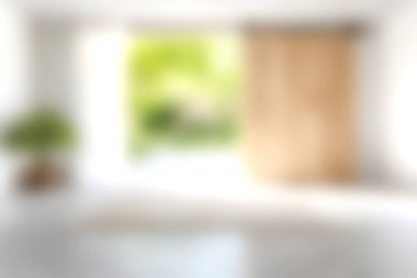 Sakin ve parlak modern bir iç mekan yumuşak dokular ve doğal ışığın geniş pencerelerden içeri akışını sergiliyor. Rahatlamak için mükemmel bir ortam yaratıyor..