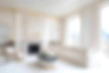 Bu şık minimalist oturma odasında geniş pencereler ve doğal ışık ve davetkar konforla dolu sakin bir atmosfer yaratan nötr bir renk düzeni var..