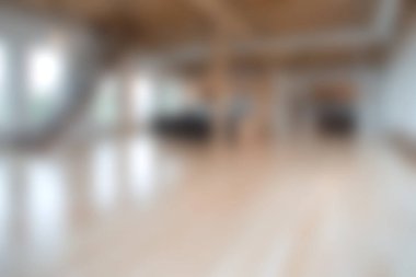 Geniş, modern bir iç mekan doğal ahşap elementler, geniş pencereler ve minimalist tasarım ve sükuneti vurgulamak için mükemmel bir zemin planı..