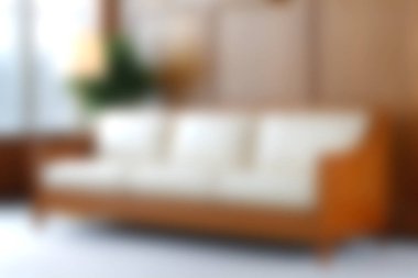 Modern bir kanepede parlak bir oturma odası, rahat bir atmosfer için doğal ışık ve ahşap aksanlarla harmanlanmış, rahatlama ve zarif bir dekor için mükemmel..