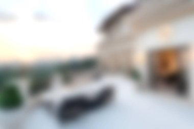 Güneşin çarpıcı manzarasına karşı rahat mobilyaların olduğu sakin bir bahçe. Rahatlamak ve doğanın güzelliğinden zevk almak için mükemmel..