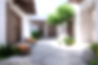 Geleneksel mimari ve yeşil yapraklarla çevrili huzurlu dar bir yol. Yumuşak güneş ışığı manzarayı aydınlatıyor. Rahatlama ve keşif için ideal sakin bir atmosfer yaratıyor..