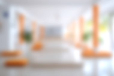 Canlı turuncu aksanlı, beyaz mobilyaların sergilendiği parlak ve havadar modern bir iç mekan. Açık alan, doğal ışık ve yeşillik ile tamamlanmış rahatlama ve konforu davet eder..