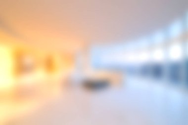 Bu resim, yumuşak ışıklandırma ve minimalist tasarım ile karakterize edilmiş parlak ve modern bir iç mekan sergiliyor. Zarif atmosfer rahatlatıcı bir etki yaratıyor..