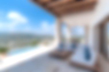 Rahat şezlongların ve huzurlu manzaranın nefes kesici manzarasının olduğu şık bir açık alan. Rahatlamak ve eğlenmek için mükemmel..