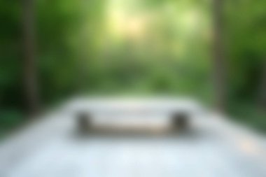 Huzurlu bir ahşap bank, dingin yeşil yapraklarla kucaklanmış, sakin bir patikada oturur. Rahatlamak ve doğayla bağ kurmak için mükemmeldir..