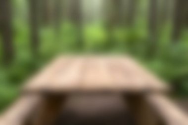 Canlı yeşilliklerle çevrili taşralı ahşap bir masa içeren sakin bir orman sahnesi, doğa rahatlığı veya toplanma için mükemmel..