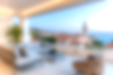 Parlak ve havadar oturma odası çarpıcı sahil manzaralı modern tasarım unsurları sergiliyor, rahatlatıcı bir dinlenme ve estetik ilham için mükemmel..