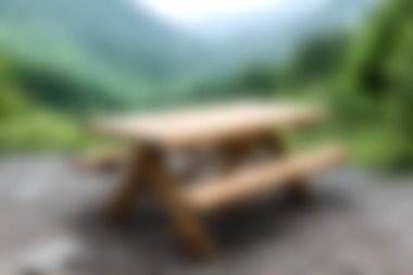 Yumuşak sisle kaplanmış sakin bir dağ manzarasının ortasında, kırsal ahşap piknik masası açık hava toplantıları ve yemekler için sakin bir ortam yaratıyor..