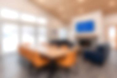 Parlak ve davetkar oturma odası modern mobilyalar, geniş pencereler, ve sakin bir atmosfer, rahatlama ve sosyal toplantılar için mükemmel..