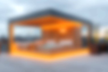 Bu resim günbatımı toplantıları sırasında rahatlamak için mükemmel, şık mobilyalar ve sıcak ortam aydınlatmasıyla modern bir açık hava verandası sergiliyor..