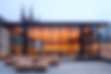 Bu resim, rahatlama ve sosyal toplantılar için ideal rahat bir oturma alanı sunan çarpıcı bir modern mimari tasarım sergiliyor..