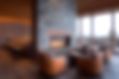 Geniş pencereli, oturaklı, dingin, modern bir oturma odası ve rahatlama ve sosyal etkinlikler için mükemmel bir ortam..