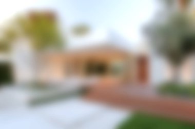 Güzel tasarlanmış, modern bir ev, şık dış mekanlarda sergileniyor. Huzurlu bir ortam, doğal ortamda rahatlama ve rahatlama için ideal..