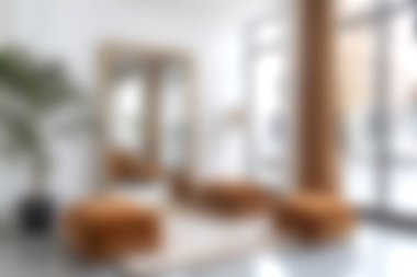 Güzel, modern iç mekan kahverengi döşeme ve büyük bir duvar aynası doğal ışıkla dolu samimi ve davetkar bir atmosfer yaratıyor..