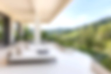 Modern mobilyaların ve yemyeşil manzaranın olduğu sakin bir bahçe. Rahatlamak ve rahatlamak için ideal, yaz günleri için mükemmel..