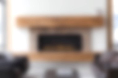 Bu resimde şık bir şöminesi olan rahat ve modern bir oturma odası var. Tasarım sıcak ve davetkar bir atmosfer sunuyor, rahatlama ve aile toplantıları için mükemmel..