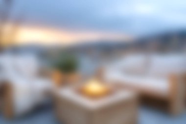 Rahat bir oturma odasıyla çevrili, sıcak akşamları rahatlamak ve toplanmak için mükemmel, rahat bir açık hava yaşam alanı..