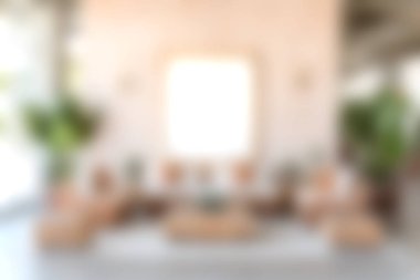 Modern mobilyalar ve bol miktarda yeşil bitkilerin bulunduğu güzel tasarlanmış rahat bir oturma odası. Parlak doğal ışık rahatlamak için mükemmel bir atmosfer yaratır..