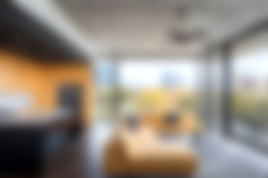 Parlak ve davetkar bir modern oturma odası. İçinde rahat sarı bir kanepe, geniş pencereler ve çağdaş bir dekor var. Doğal ışıkla dolu şık bir atmosfer için ideal. Görüntüye daha iyi uyacak herhangi bir detayı ayarlamaktan çekinmeyin..