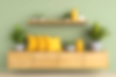 Parlak ve cezbedici modern oturma odasında yeşil bir duvar, şık bir ahşap raf ve neşeli dekoratif öğeler sergileniyor. İç mekan için mükemmel..