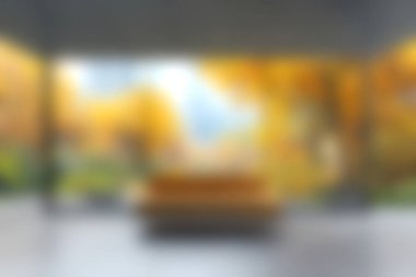 Parlak renklere ve dekoratif unsurlara sahip modern bir oturma odası rahat ve konforlu bir ortam yaratıyor..