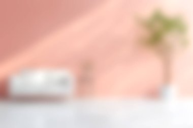 Modern beyaz mobilyaların ve yumuşak pembe bir duvarın karşısında yeşil bir bitkinin bulunduğu parlak ve rahat bir oturma odası, huzurlu bir iç tasarım atmosferi yaratıyor..