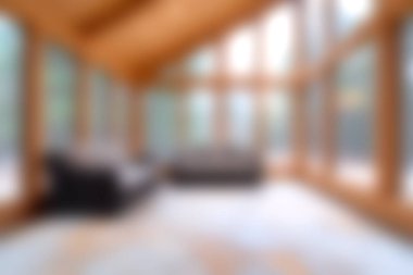 Bu güneş odası bol miktarda doğal ışığı davet eden geniş pencerelere sahiptir, rahatlama ve yaratıcılık için mükemmel sakin bir alan yaratır. Rahat mobilyalar konforu ve tarzı arttırır.