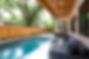 Bereketli ağaçlar ve ahşap çitlerle çevrili bir yüzme havuzunun olduğu çarpıcı bir açık alan. Rahatlama ve rahatlama aktiviteleri için mükemmel..