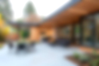 Bu görüntü güzel bir açık hava yaşam alanı yakalıyor rahat bir oturma ve yemyeşil. Modern tasarım dinlenmek için sakin ve davetkar bir atmosfer yaratıyor..