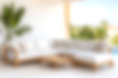 Rahat bir kanepe ve bol doğal ışık barındıran modern bir oturma odası, sıcak tonlarla ve yeşilliklerle davetkar bir atmosfer yaratıyor..