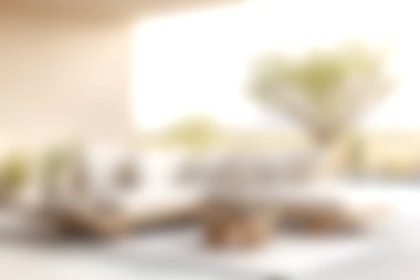 Şık mobilyaların, doğal ışığın ve rahatlatıcı bir atmosfer yaratan rahatlatıcı bir dekorun bulunduğu sakin bir oturma odası..