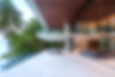 Serin yeşillikler arasında rahatlamak için mükemmel, unutulmaz yaz anları yaratmak ve sükunetin tadını çıkarmak için ideal, çarpıcı, modern bir açık hava yaşam alanı keşfedin..