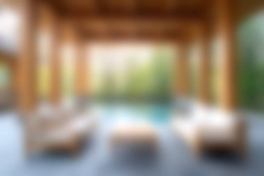 Modern mobilyaların bulunduğu sakin bir açık hava yaşam alanı, havuz kenarında rahatlamak için mükemmel, aydınlık, güneşli bir atmosferde sükunet ve keyif davet eder..