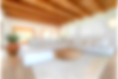 Geniş pencerelerden içeri doğal ışığın aktığı parlak ve rahat bir oturma odası. Uzay, sıcak ahşap bir tavan ve rahat mobilyalar sergiliyor. Rahatlama ve toplanma için ideal bir atmosfer yaratıyor..