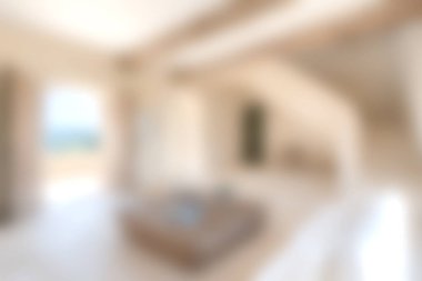 Geniş bir oturma odası, doğal ışık, modern dekor ve sakin atmosfer, rahatlama ve şık toplantılar için mükemmel..