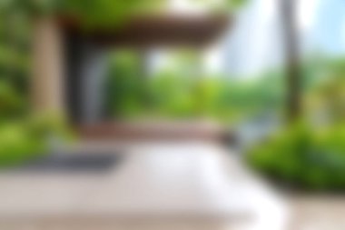 Yeşillik ve çağdaş tasarım elementleriyle dolu nefes kesici, modern bir açık alan keşfedin. Rahatlamak ve keyif almak için mükemmel..