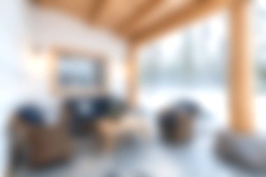 Kırsal ahşap kirişlerin ve geniş doğal ışığın bulunduğu modern bir oturma odası, rahat ve rahat bir atmosfer yaratıyor..