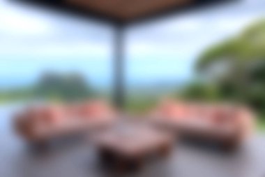 Havalı mobilyaların ve nefes kesici manzaranın olduğu bir açık hava yaşam alanı. Rahatlamak ve doğanın güzelliklerini toplamak için mükemmel..