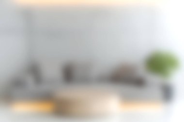 Yumuşak dokuları ve bol doğal ışığı olan modern bir minimalist oturma odası. Davetkar atmosfer tasarımda rahatlığı ve zarafeti teşvik eder..