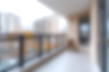 Sakin bir şehir balkonu berrak bir korkuluk ve yumuşak bir ortam ışığı sergiliyor. Modern bir dairede rahatlama ve keyif anları için mükemmel..