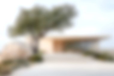 Huzurlu bir modern ev doğayla güzel bir şekilde harmanlanmış yenilikçi mimari tasarımı sergiler. Ağaç ve düşünceli peyzaj doğa deneyimini geliştirir..