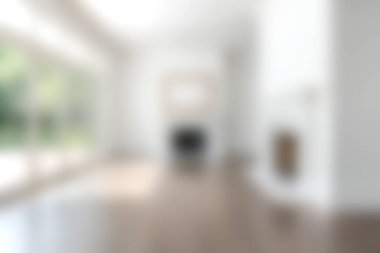 Doğal ışığı davet eden geniş pencereli, parlak ve ferah bir oturma odası. Minimalist tasarım, sıcak ahşap bir zemin ve şık bir dekor sergiliyor. Rahatlamak için mükemmel, davetkar ve sakin bir atmosfer yaratıyor..