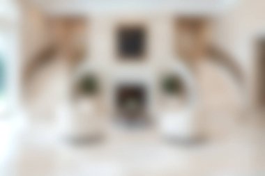 Bu modern minimalist iç mekan zarif mobilyalar ve nötr renk paleti sergiliyor. Rahat ve davetkar bir yaşam alanı yaratıyor..