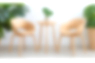 Bu büyüleyici görüntü, verimli yeşilliklerle bezenmiş, kapalı bir alana yerleştirilmiş, modern çevre dostu mobilyaları içeriyor. Rahat yaşam alanlarını göstermek için mükemmel..