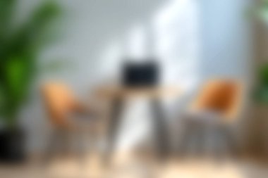 Masa, sandalye, dizüstü bilgisayar ve kapalı alandaki yemyeşil bitkilerden oluşan parlak ve modern bir çalışma alanı. Yaratıcılık ve verimlilik için mükemmel..